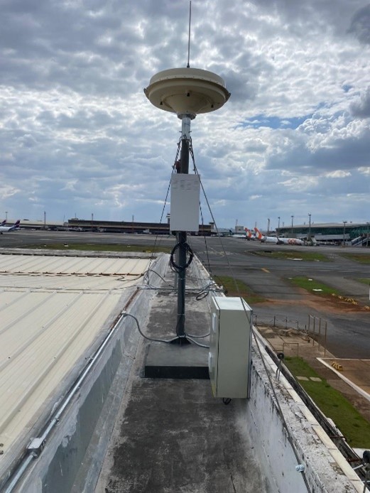 Estação do modelo UMS300 (Rohde & Schwarz) no Aeroporto Internacional de Brasília