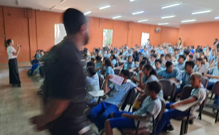 iMAGEM MOSTRA SALA DE AULA COM ALUNOS DURANTE PALESTRA SOBRE HABILIDADES DIGITAIS