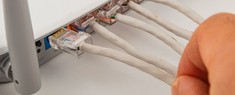 Conectar cabos de rede a um roteador em casa para acesso à internet 2