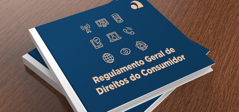 Cadernos azuis intitulados “Regulamento Geral de Direitos do Consumidor” sobre uma mesa de madeira