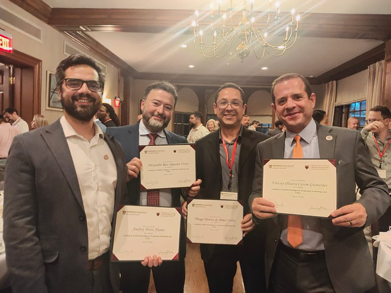 conselheiro AF e Caram com certificados do curso de IA em Harvard.jpeg