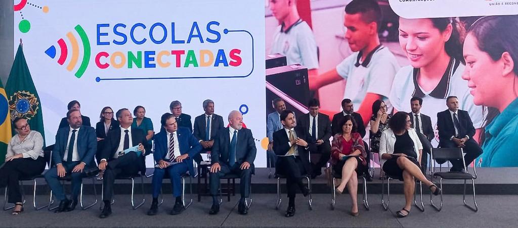 Foto dos participantes do lançamento da Estratégia Nacional de Escolas Conectadas