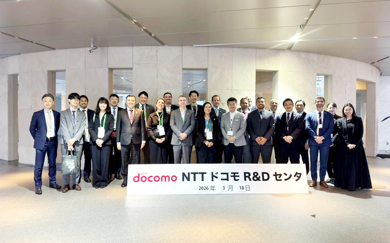 Imagem é uma foto do grupo de participantes que, entre os dias 17 e 19 de março, estiveram presentes do 2º Diálogo sobre Economia Digital Brasil-Japão, no âmbito do Memorando de Cooperação firmado entre o Ministério das Comunicações e o Ministério da Informação e Comunicação (MIC) do Japão, no ano passado. Durante o encontro, o debate sobre Open RAN foi o centro das discussões. A tecnologia — que utiliza interfaces abertas e padronizadas para desagregar hardware e software, permitindo que componentes de diferentes fornecedores interoperem — pode ampliar a competitividade, reduzir custos, fortalecer a segurança das cadeias de suprimentos e fomentar a inovação.