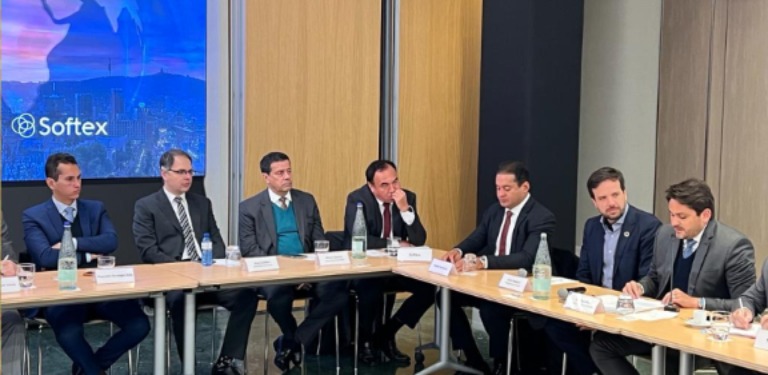 Foto da mesa da reunião setorial da delegação brasileira no Mobile World Congress (MWC23