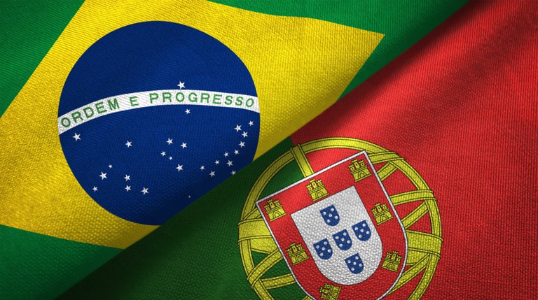 Bandeira do Brasil e Bandeira de Portugal compartilham o espaço da imagem