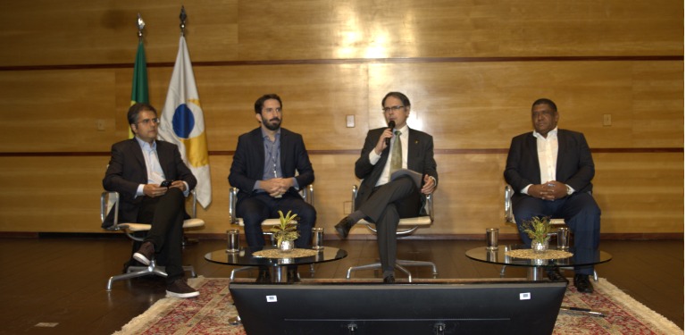 Conselheiro Artur Coimbra em uma das mesas do evento sobre transformação digital com foco no consumidor