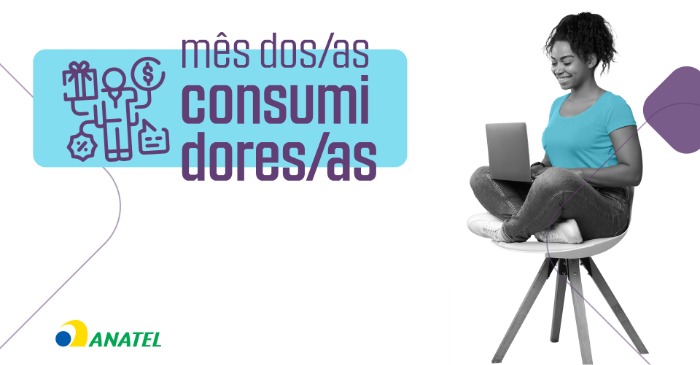 Imagem tema do “Mês dos/as Consumidores/as” com uma pessoa sorridente sentada em uma cadeira enquanto utiliza um laptop