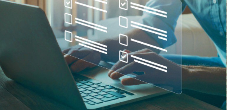 Mãos de um usuário utilizam um laptop e uma tela, que simula a do computador, com quadros e riscos que representam informações flutua entre o usuário e o laptop