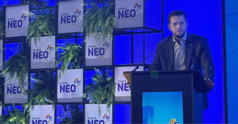 Conselheiro da Anatel Edson Holanda em evento NEO, Salvador (BA), 21/10/2025