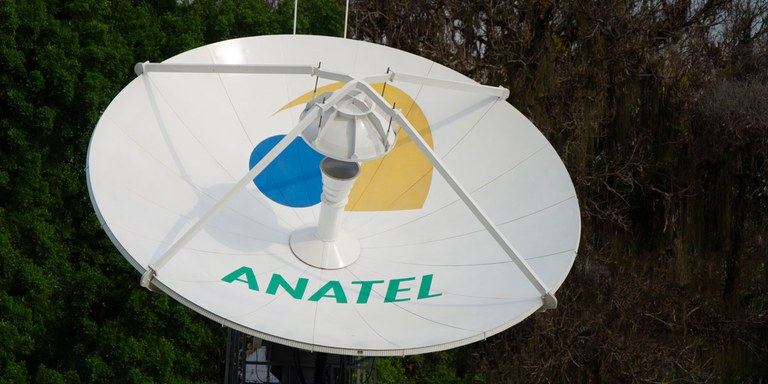 Parabólica com o símbolo da Anatel no prato da antena