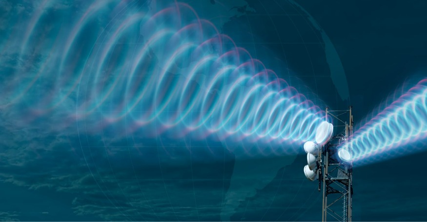 Imagem ilustrativa de uma estação de telecomunicações emitindo sinais de radiofrequência