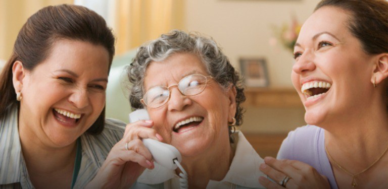 Três mulheres falam ao telefone
