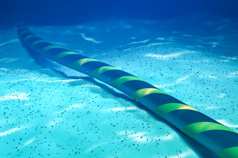 Representação digital de um cabo submarino atravessando o fundo do oceano