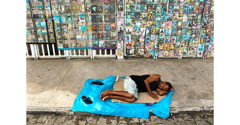 Foto vencedora do 1º Concurso de Fotos e Vídeos da Anatel. Título: O vendedor de CDs e DVDs. Autor: Pablo Alfredo De Luca.