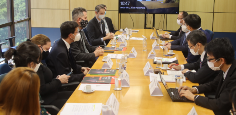 Foto de representantes da Anatel e da delegação do governo do Japão em reunião para tratar da tecnologia 5G e do OpenRAN