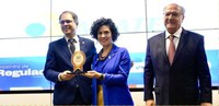Anatel recebe selo padrão ouro de qualidade regulatória