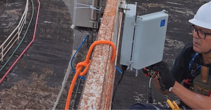 Fiscal da Anatel Pará instalando estação no Estádio Mangueirão, previsto para receber shows e eventos culturais 