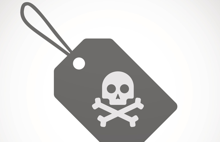 Imagem mostra etiqueta de produto com o símbolo dos piratas (dois ossos cruzados e um crânio)