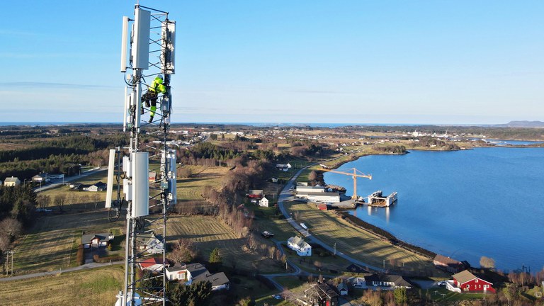 Instalação de 5G móvel em poste alto - vista aérea