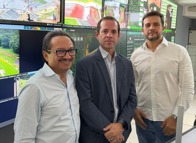 O gerente regional Carnot Guimarães, o superintendente Vinicius Caram e o conselheiro Edson Holanda durante a visita