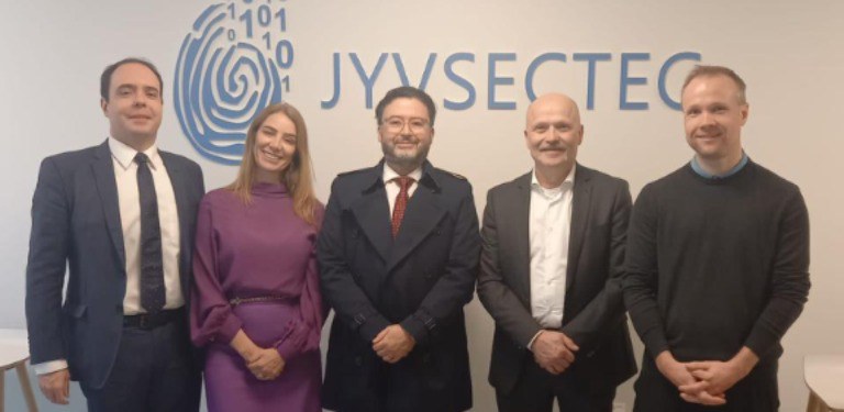 Foto de visita da Anatel ao Centro de Pesquisa, Desenvolvimento e Treinamento de Jyväskyla (JYSECTEC)
