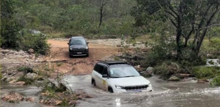 Travessia do rio com os carros da Anatel para chegar à comunidade quilombola Kalunga