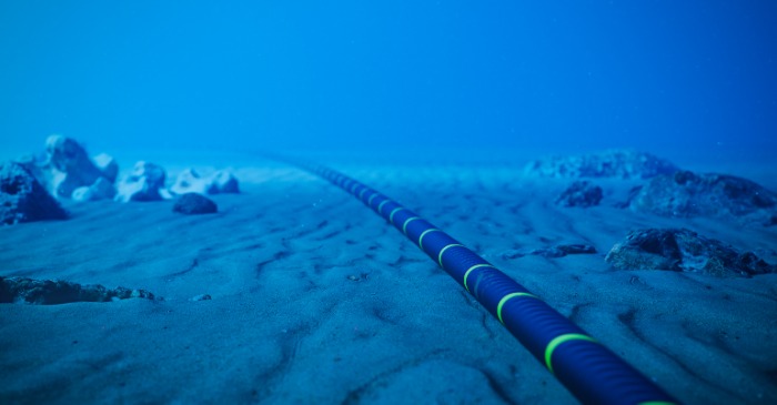 Cabo de fibra óptica submarino no fundo do oceano.