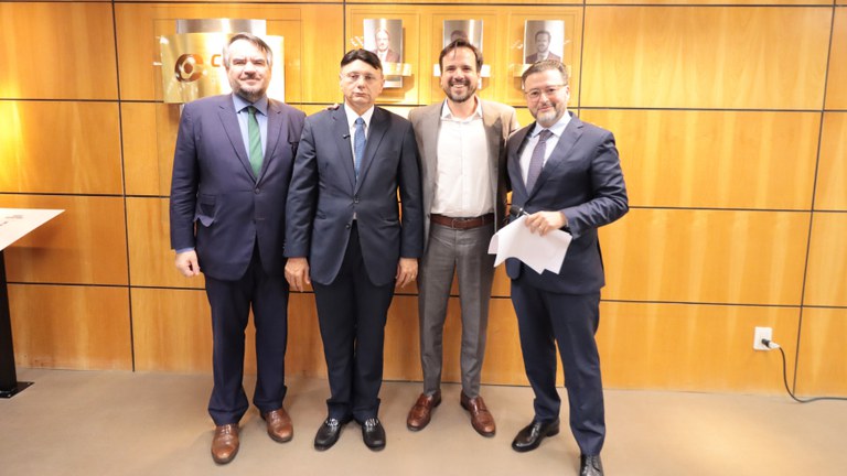 Da esquerda para a direita, os ex-conselheiros Otávio Rodrigues e Vicente Aquino, o presidente da Anatel, Carlos Baigorri, e o conselheiro Alexandre Freire posam para uma foto em um evento.