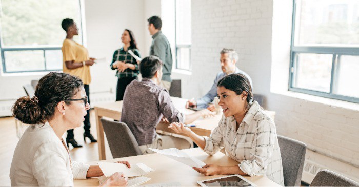 Pessoas em uma sala de estudos