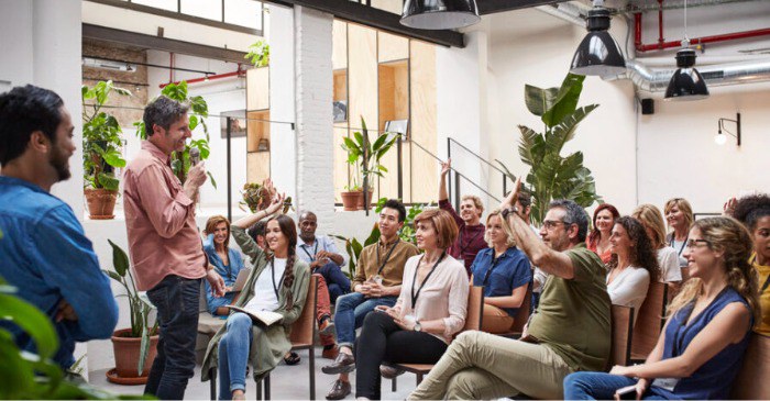 Pessoas participando de uma palestra