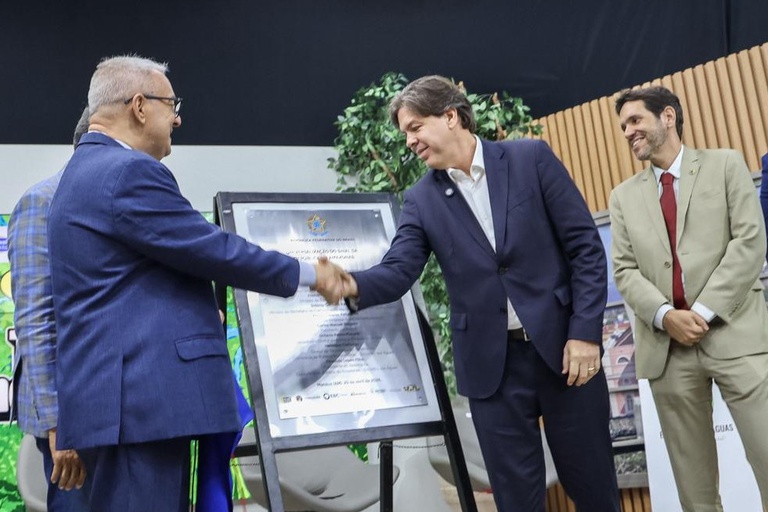 Autoridades descerram placa comemorativa