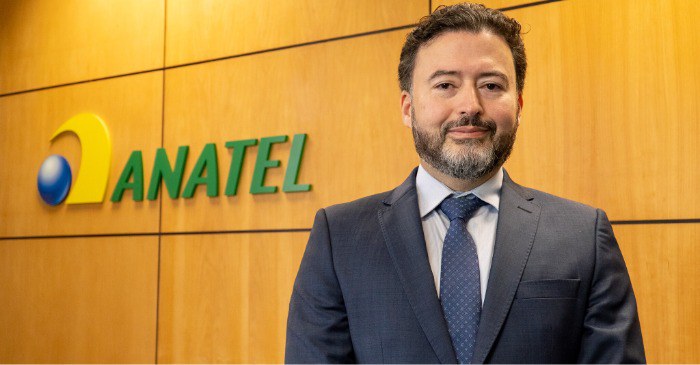 Foto do conselheiro da Anatel Alexandre Freire com a logomarca da Agência ao fundo.
