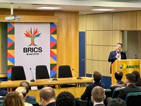 Conselheiro da Anatel destaca compromisso com governança sustentável e inclusão digital no Digital BRICS Forum