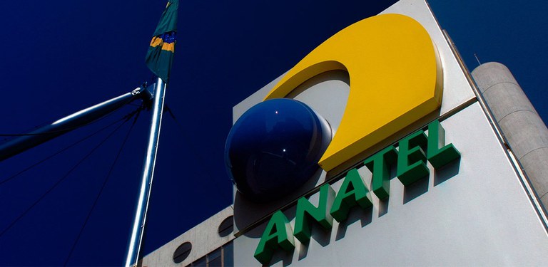 Logo da Anatel em prédio da sede da Agência em Brasília