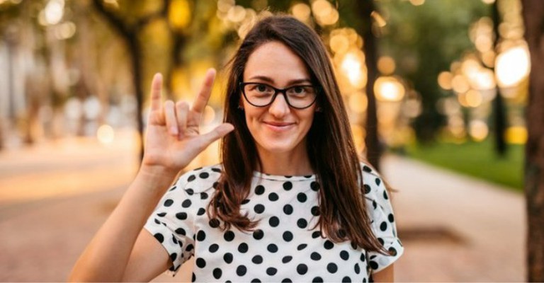 Na imagem, uma pessoa diz 'Eu te amo' em Língua Brasileira de Sinais (Libras).