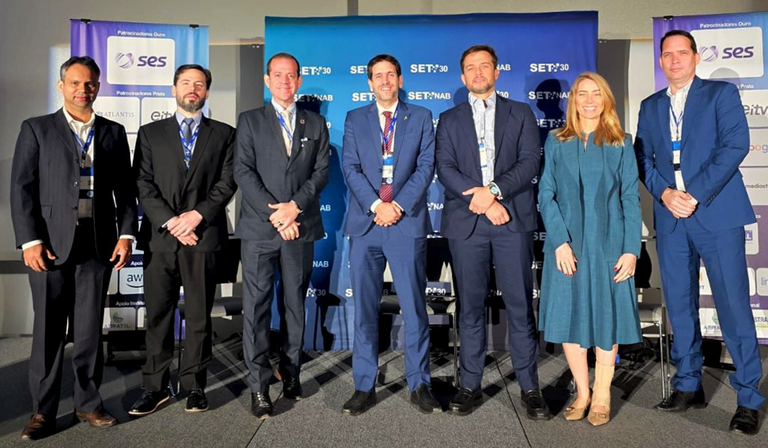 Representantes da Anatel durante o NAB Show 2026