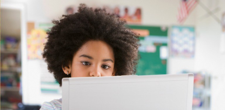 Estudante com laptop
