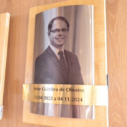 Placa em homenagem ao ex-conselheiro Artur Coimbra
