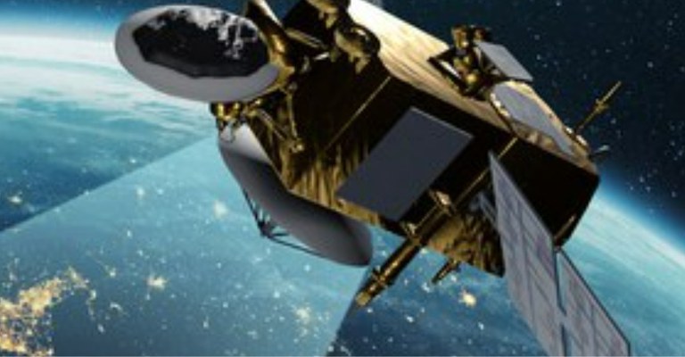 Satélite dourado com painéis solares orbitando a Terra, com o espaço estrelado ao fundo.