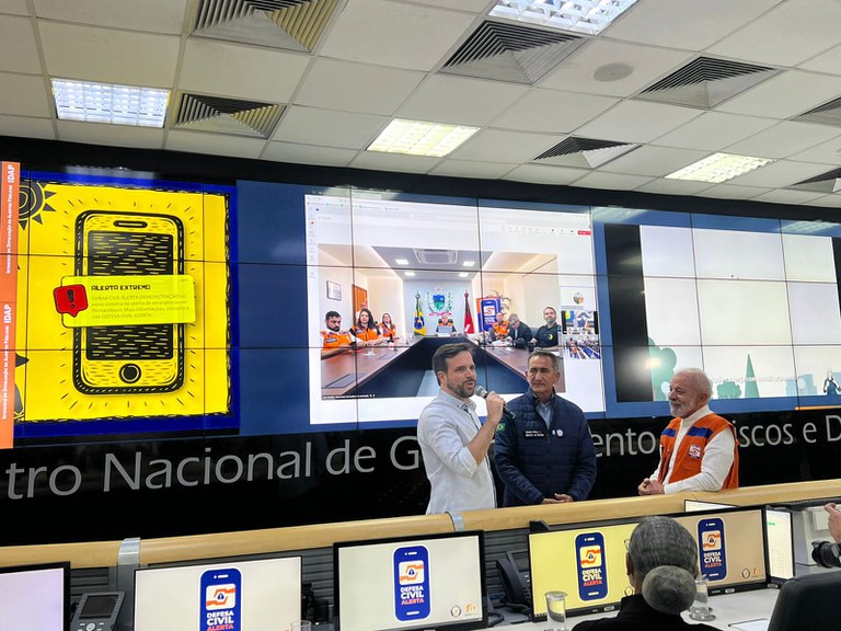 Carlos Baigorri, presidente da Anatel, Waldez Góes, ministro da Integração e do Desenvolvimento Regional, e Luiz Inácio Lula da Silva, presidente do Brasil