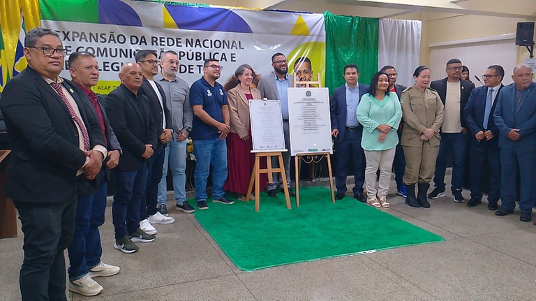 Pessoas em uma sala participam da inauguração da estação em Laranjal do Jari