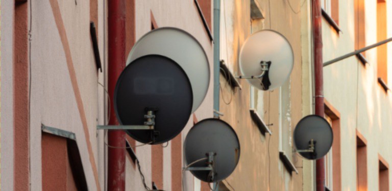 Antenas parabólicas em prédios