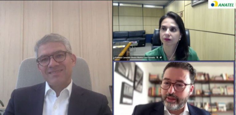 Imagem da palestra online “Os desafios do desenvolvimento: o futuro da regulação estatal”, Gilvandro Araújo (à esquerda) e Cristiana Camarate e Alexandre Freire (à direita)