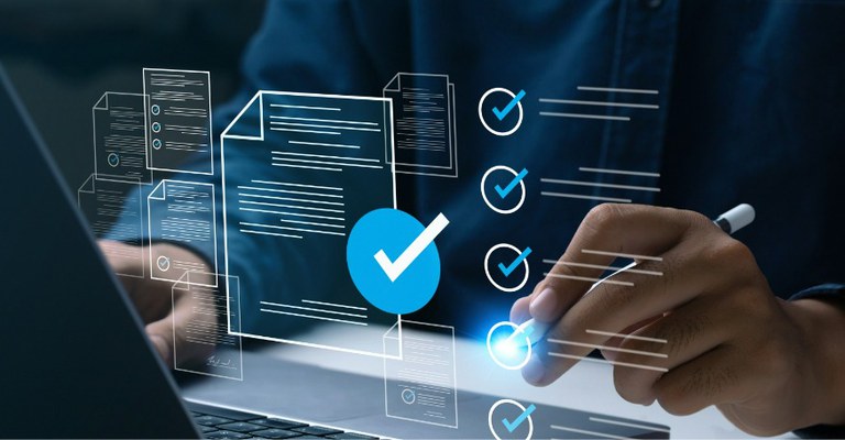 Pessoa usando laptop com ícones digitais de documentos e lista de tarefas com marcas de verificação azuis, representando conclusão de atividades.