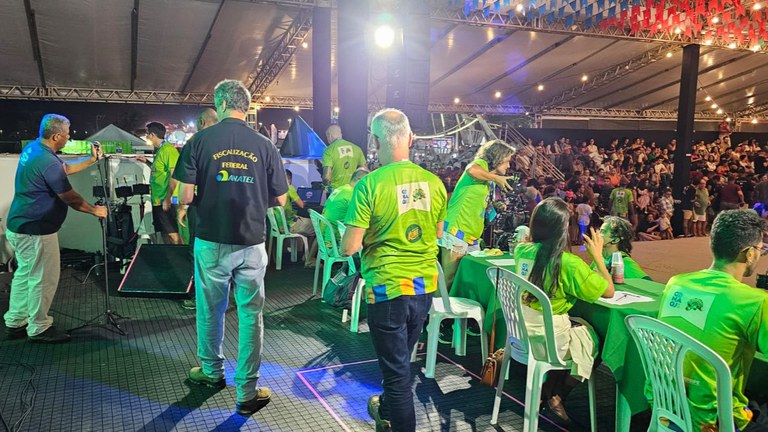 Anatel na fiscalização de um evento de Festa Junina, garantindo a organização e segurança para todos