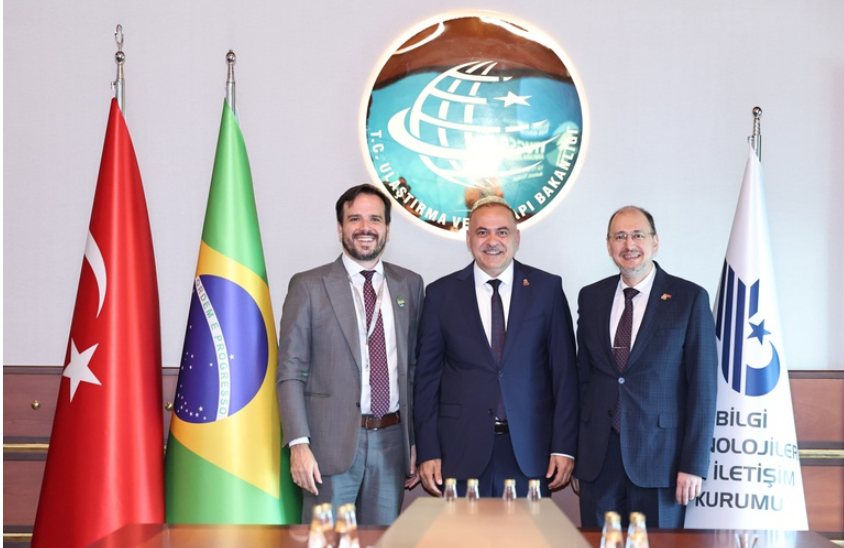 Presidente da Anatel, Carlos Baigorri; o vice-ministro dos Transportes e Infraestrutura da Turquia, Ömer Fatih Sayan; e o presidente da autoridade reguladora do país (BTK), Ömer Abdullah Karagözoğlu