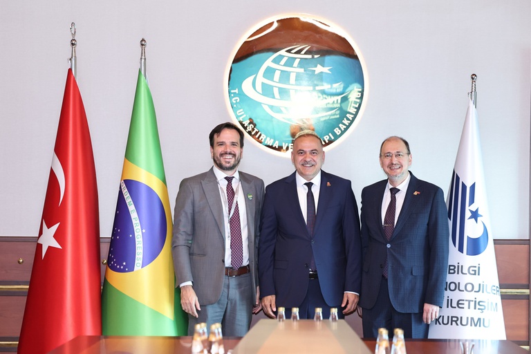 Presidente da Anatel, Carlos Baigorri; o vice-ministro dos Transportes e Infraestrutura da Turquia, Osman Boyraz:; e o presidente da autoridade reguladora do país, Ömer Abdullah Karagözoğlu