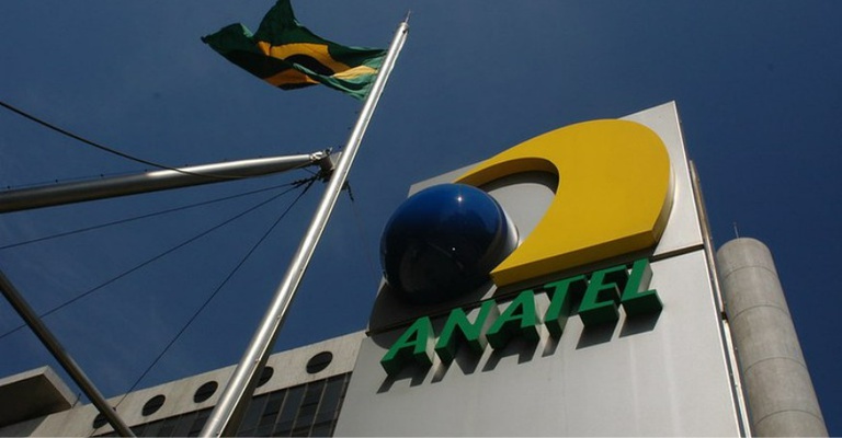 Logomarca da Agência Nacional de Telecomunicações em prédio do Complexo Sede da Agência em Brasília