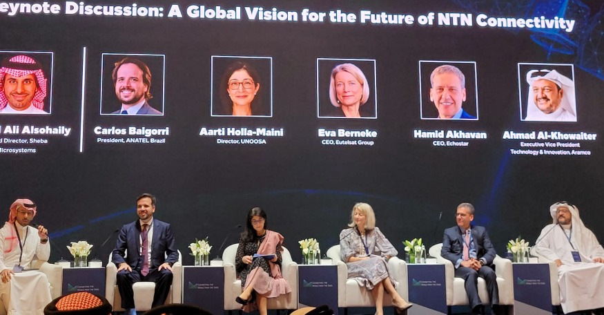 Imagem do evento "Connecting the World from the Skies", realizado na cidade de Riade, capital da Arábia Saudita, em novembro de 2024