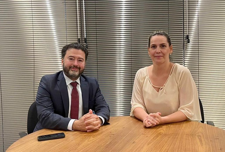 Presidente do Centro de Altos Estudos em Telecomunicações, conselheiro diretor Alexandre Freire, e professora Juliana Loss de Andrade, diretora-executiva da Câmara de Mediação e Arbitragem da Fundação Getúlio Vargas no Rio de Janeiro